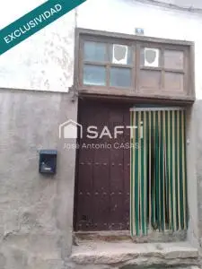 Casa para pequeña reforma con múltiples opciones. Dos plantas con bodega y 147m2. Precio EXCEPCIONAL.