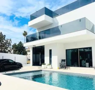 Villa en Benalmádena Costa: Lujo y comodidad a 5 minutos de la playa