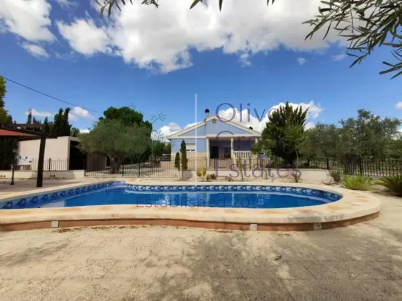 Villa en Venta Yecla 4 Dormitorios Piscina Amplio Terreno