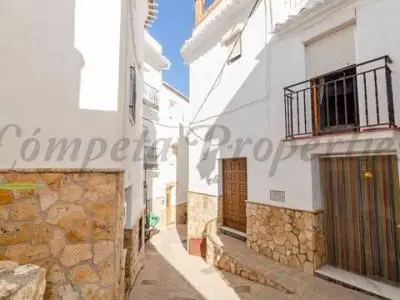 Casa con Dos Entradas en Cómpeta Centro