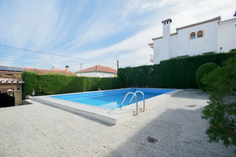 Venta Chalet con Jardin en Nueva Otura