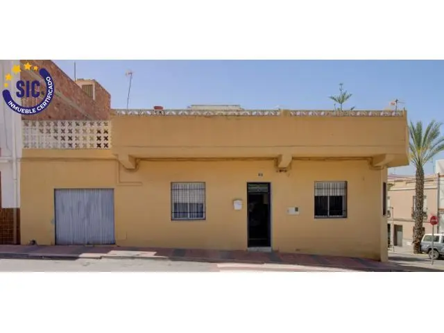 Planta Baja Esquinera en Almenara Pueblo con Terraza