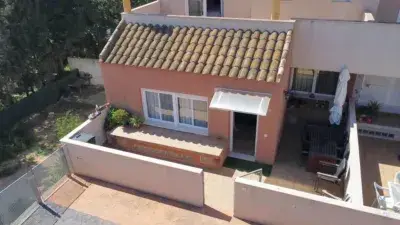 Chalet en Venta en Roche: Duplex Familiar con Jardin y Piscina