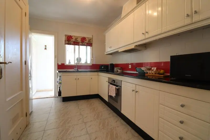 Villa de 4 Dormitorios con Sótano en Benijófar