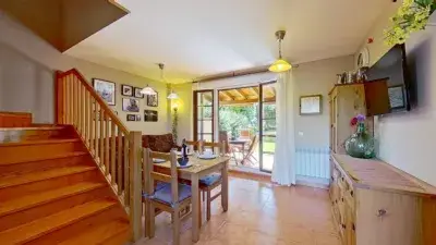Chalet Adosado en Santillana del Mar con Jardin y Tres Dormitorios