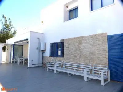 Gran villa luminosa de 4 dormitorios con piscina.