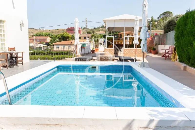 Chalet en Venta Chiva Valencia 6 habitaciones Piscina Jardin Barbacoa
