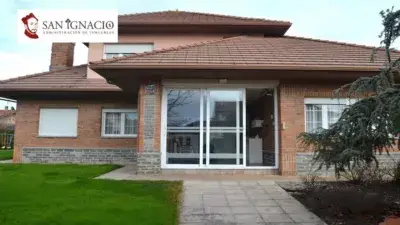 Chalet en Venta Villarcayo 4 Habitaciones Piscina Jardin
