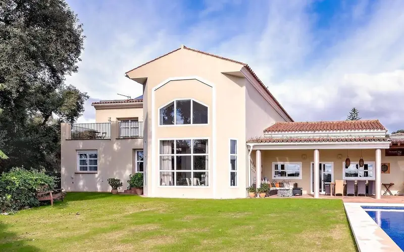 Chalet de Lujo en Sotogrande con Vistas al Golf y Piscina