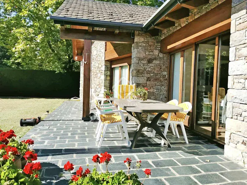 Chalet en Venta en Puigcerda con Jardin Privado y Garaje