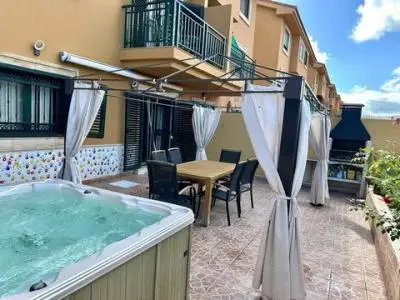 Chalet Adosado de Lujo con Jacuzzi y Barbacoa