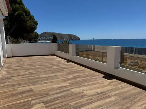 Apartamento en Moraira con Vistas al Mar y Acceso Directo a la Playa