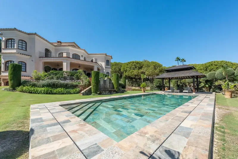 Villa de Lujo con Vistas Panorámicas a Golf, Montañas y Mar