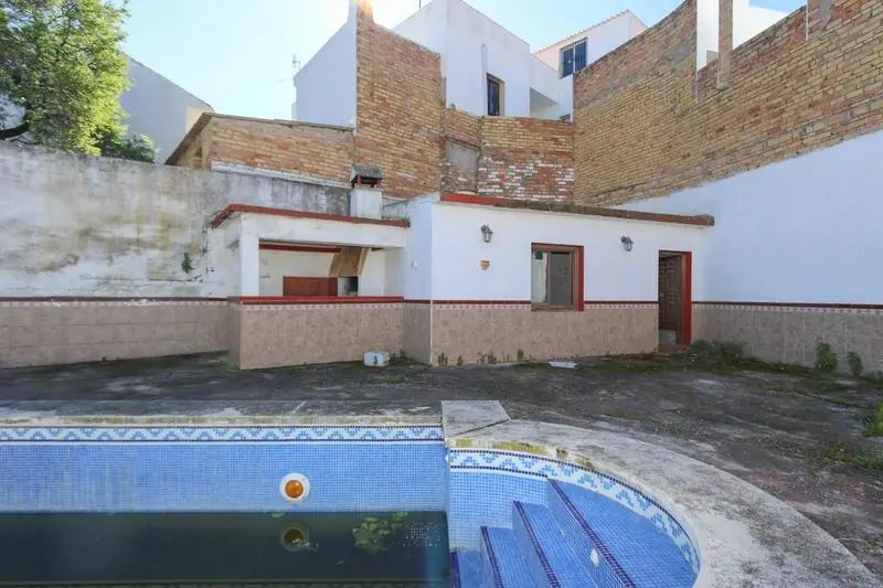 Almacén enorme en Guaro con potencial turístico