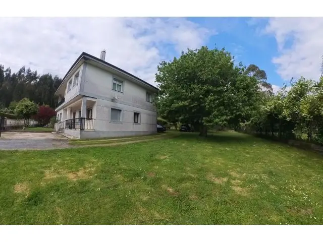 Casa en Venta en O Pino: Chalet con 7 Dormitorios y 4 Baños