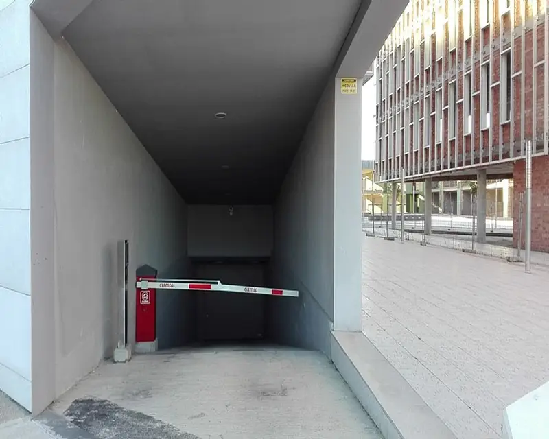 Garaje en Venta en Zaragoza 13m2 Calle Oscca
