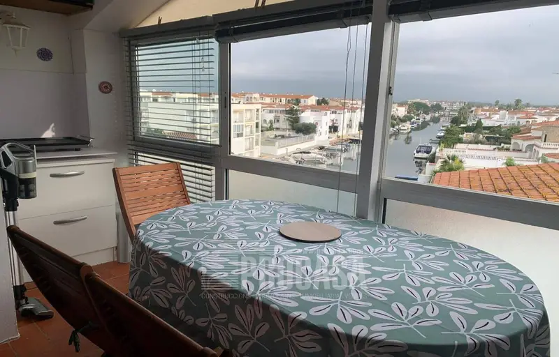 Apartamento Renovado en Empuriabrava Cerca de la Playa