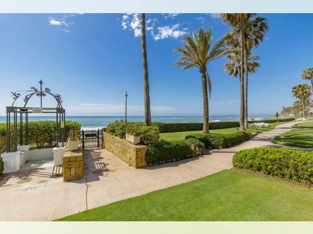 Ático con Vistas al Mar en Estepona