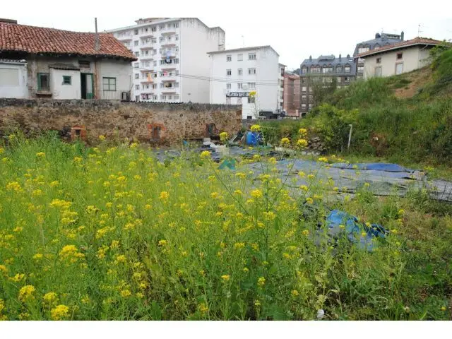 Casa con Terreno Urbano en Colindres para Inversores