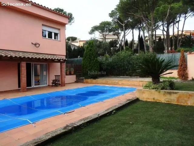 Chalet en Venta Mont Ras Girona con Piscina y Apartamento
