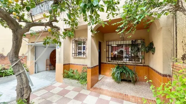Villa de 11 Dormitorios con Proyecto de 11 Apartamentos