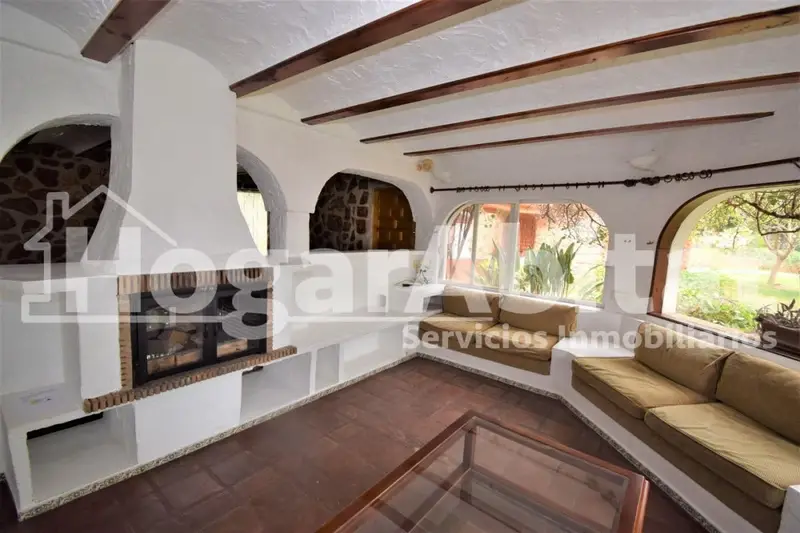 Villa de Lujo en Pucol con 5 Lagos y Estables Reformados