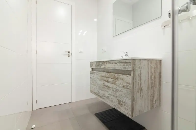 Habitacion Alquiler Valencia: Estudio Privado con Baño y Cocina