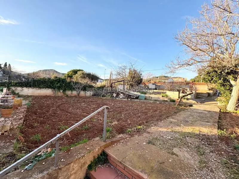 Parcela Urbana en Venta Torrelles de Foix 588m2 con Almacén