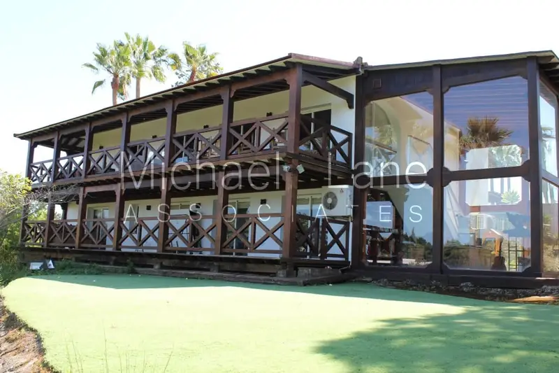 Chalet en Venta Sotogrande Lujo Jardines Terrazas Jacuzzi Sauna
