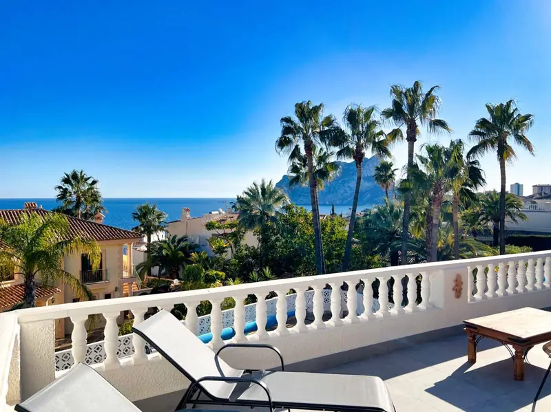 Chalet en Calpe con Vistas al Mar y Piscina Climatizada