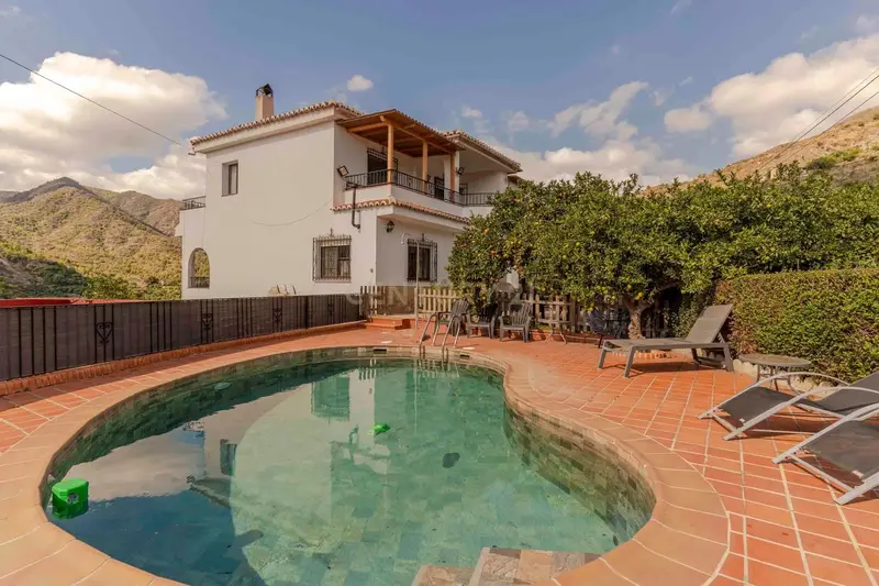 Finca Rural con 3 Viviendas Piscina y Huerto en Los Guajares Granada