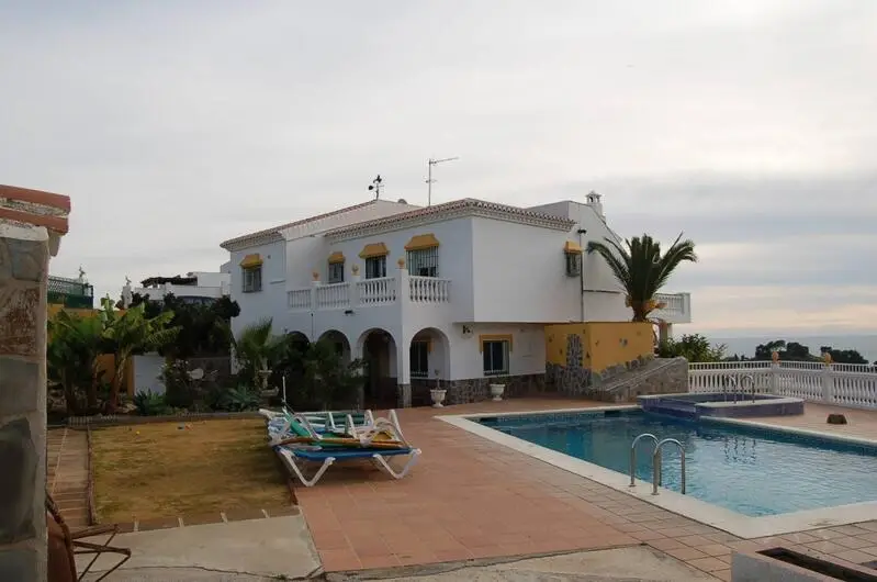 Villa en Frigiliana con apartamento, piscina y jacuzzi