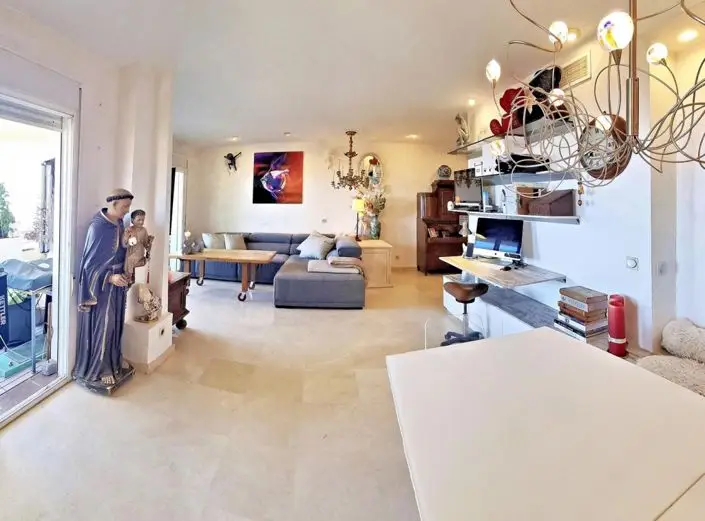 Apartamento en Calahonda con Vistas al Mar 2 Dormitorios