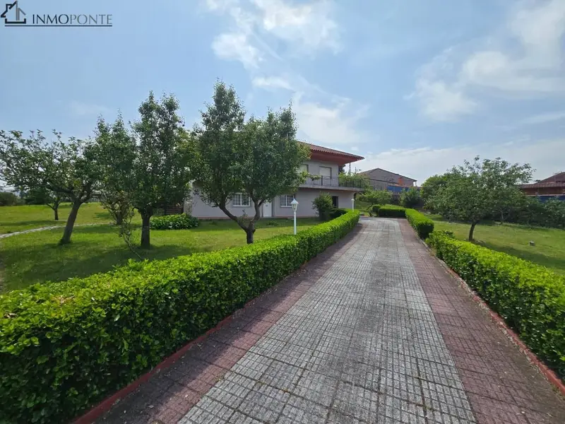 Casa con Jardín y Terreno en Venta en Pontevedra