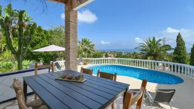 Villa con Piscina Privada en Denia para 8 Personas Cerca de la Playa