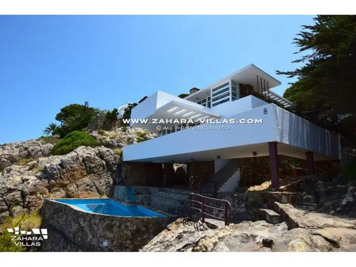 Villa 3 Dormitorios en Venta Diseño Minimalista Vistas Panorámicas