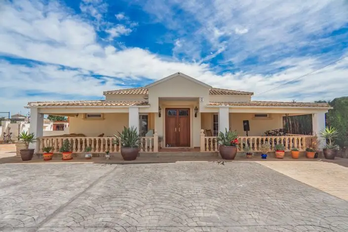 6 Bed Villa for sale