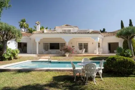 Villa Andaluza en El Paraiso 4 Dormitorios