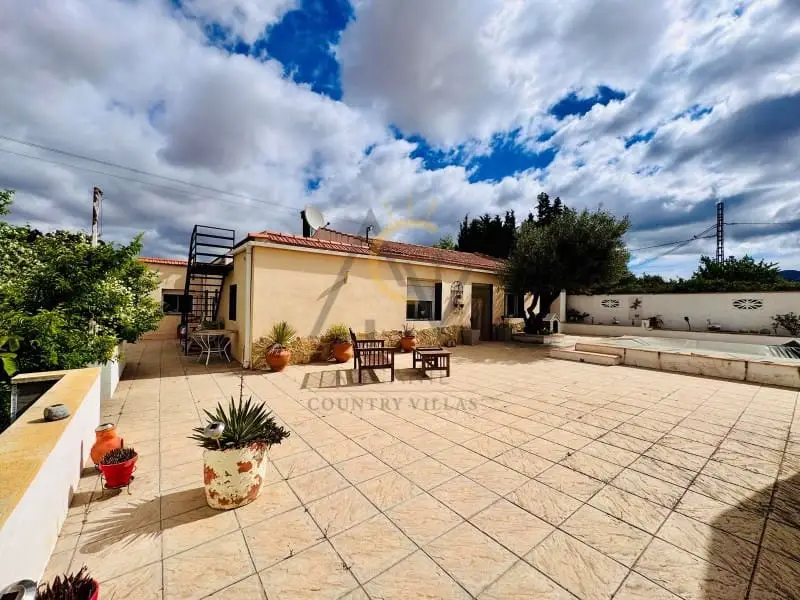 Chalet en venta Villena Alicante con piscina y barbacoa