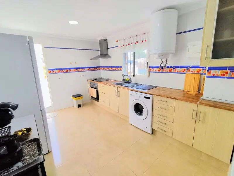Chalet con Licencia Turística en Turís Seis Dormitorios Piscina y Jacuzzi