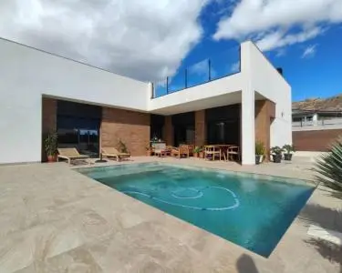 Villa Moderna en Pinoso con Piscina Privada y Placas Solares