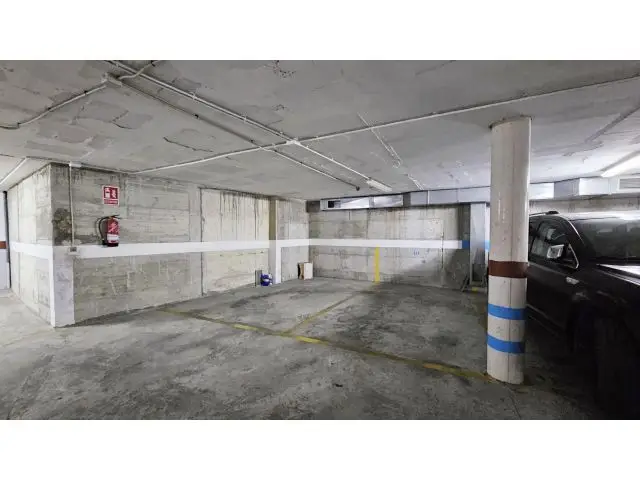 Plaza de Aparcamiento Foners: Amplia y Segura
