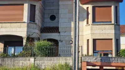 Chalet en Venta en Vigo para Inversores 487 5m2