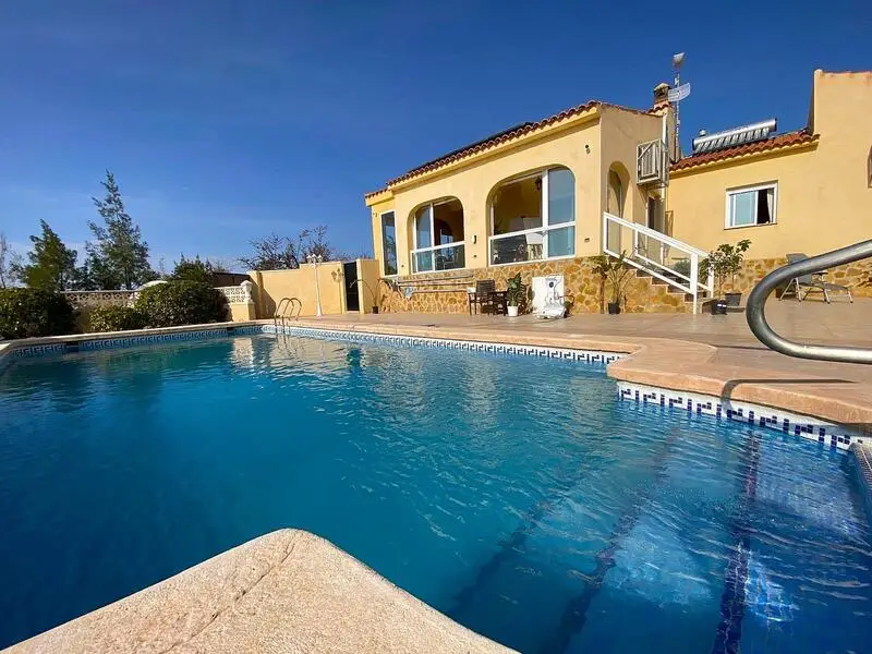 Casa de Campo con Instalaciones Ecuestres en Pinoso Alicante