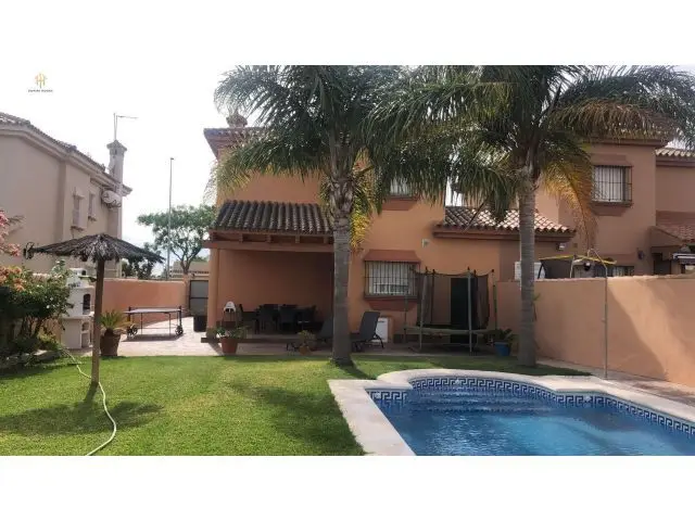 Alquiler Villa Chiclana Los Gallos 4 Dorm 2 Baños Piscina Jardin