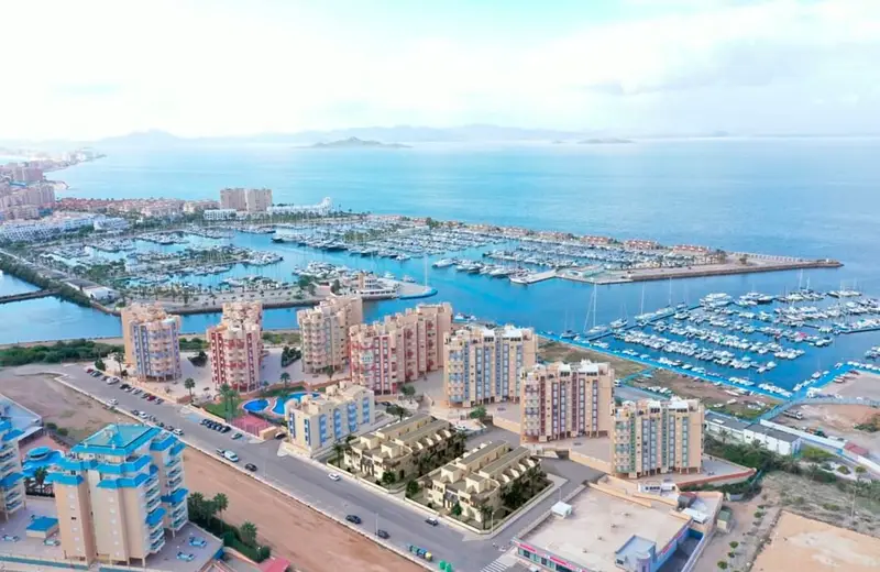 Dúplex en La Manga del Mar Menor: Lujo y comodidad en residencial con piscina
