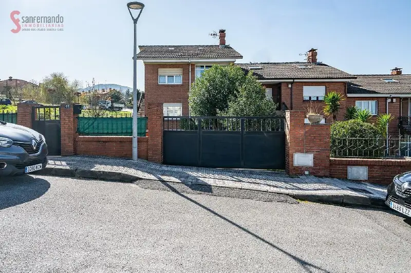 Venta Casa con Terraza en Astillero Ideal Familias o Inversores