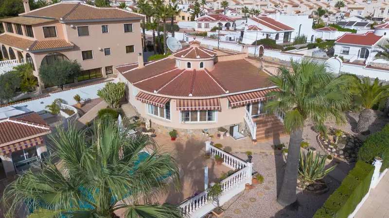 Chalet en Ciudad Quesada con Piscina Privada y Casa de Invitados
