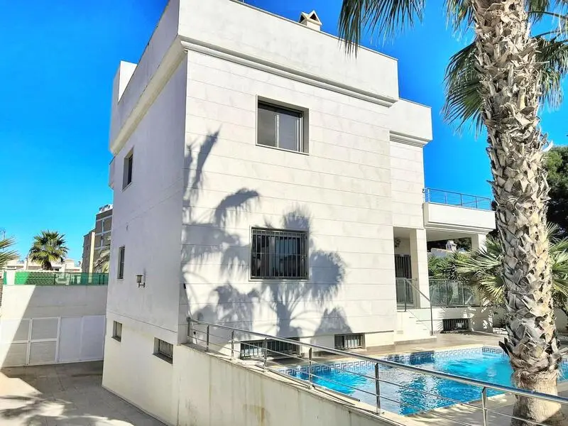 Villa en La Zenia 4 Dormitorios Cerca de la Playa
