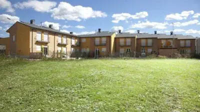 Adosado en venta Torre del Bierzo con jardin y piscina